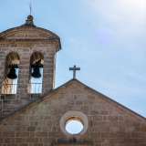 Presenta un'architettura semplice, con una facciata in pietra e un campanile a vela che si innalza alle sue spalle